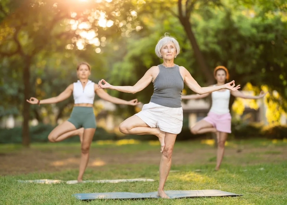 Titelbild zum Thema Yoga für Senioren Titelbild zum Thema Yoga für Senioren