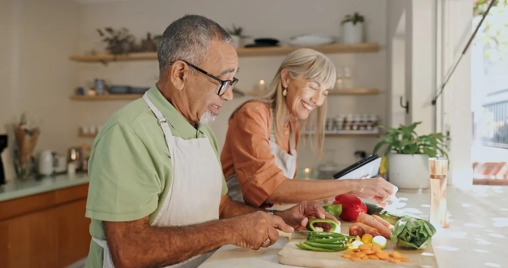 Senioren kochen gemeinsam in der Küche Senioren kochen gemeinsam in der Küche